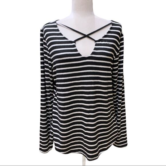 NWT Maurices Long Sleeve Rayon Black/White SOFT Top Sz L NEW - Picture 1 of 10